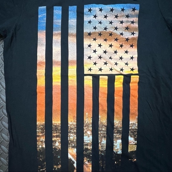 REBELS & NOMADS | USA flag and NYC skyline T-shirt - Picture 2 of 7